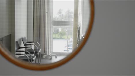 ver dentro de una habitación de pacientes en un hospital