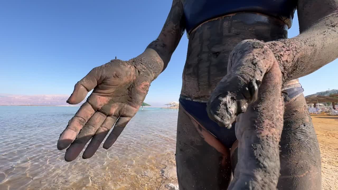 사해 에서 진 을 사용 하는 아시아 여자