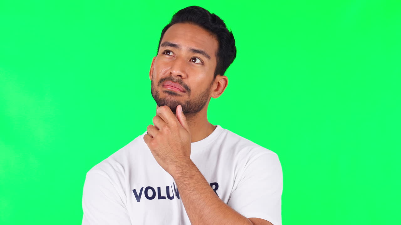 pensamiento, idea y hombre en un estudio con verde