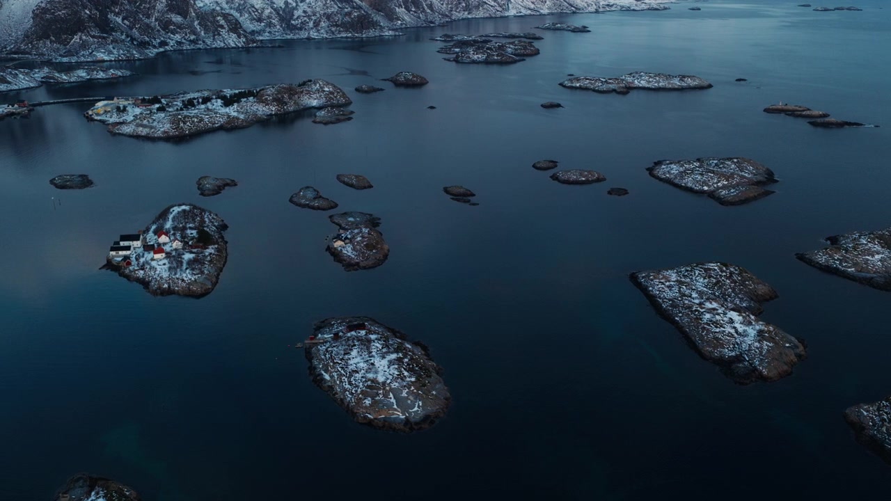 Små arktiske øer spredt ud over roligt vand nær Henningsvær, Norge, drone.