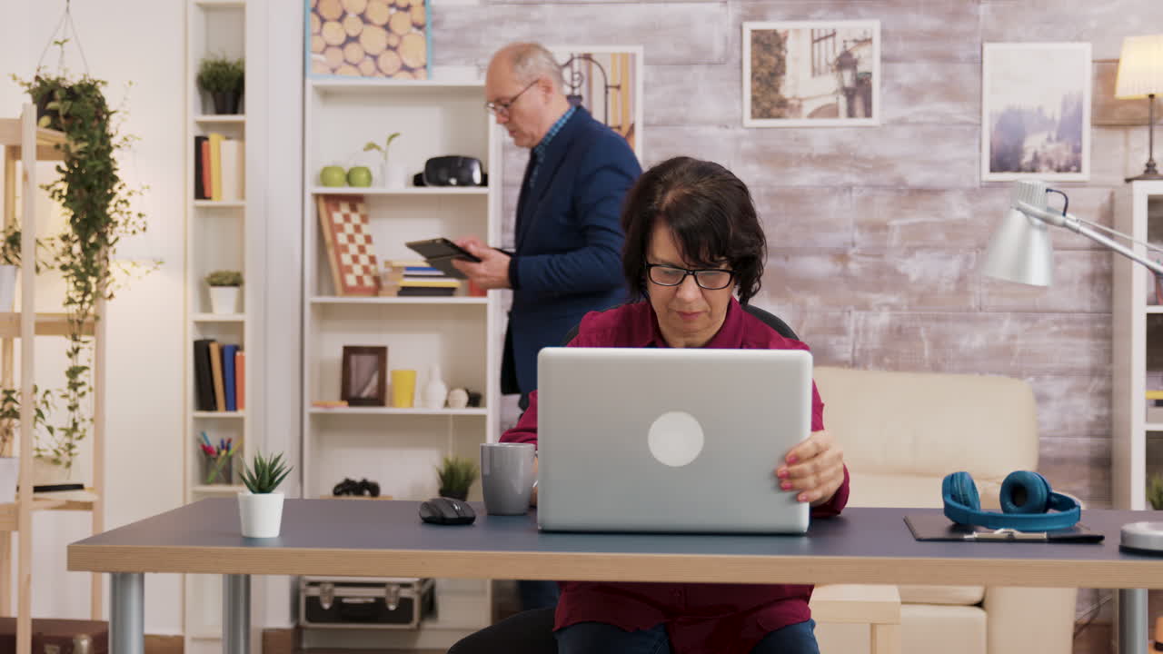 mujer trabajando en una computadora portátil en el escritorio