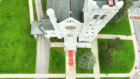 Ein-Hoher-Winkel-Mit-Blick-Auf-Die-Einzigartige-Architektur