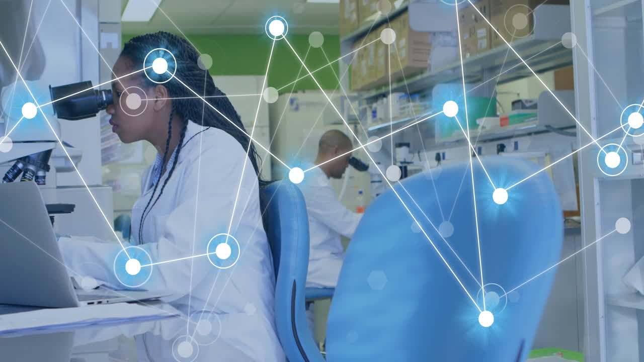 animación de una red de conexiones sobre una científica afroamericana que trabaja en un laboratorio