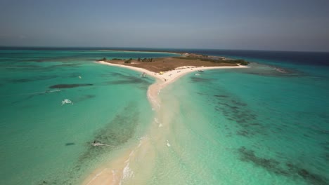 cayo de agua con aguas turquesas y senderos de arena blanca, un paraíso tropical, vista aérea