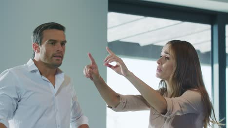 pareja enojada peleando en la casa de laxury. conflicto familiar. problema de relación