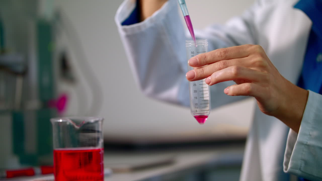 mujer científica que trabaja con líquidos, investigación científica