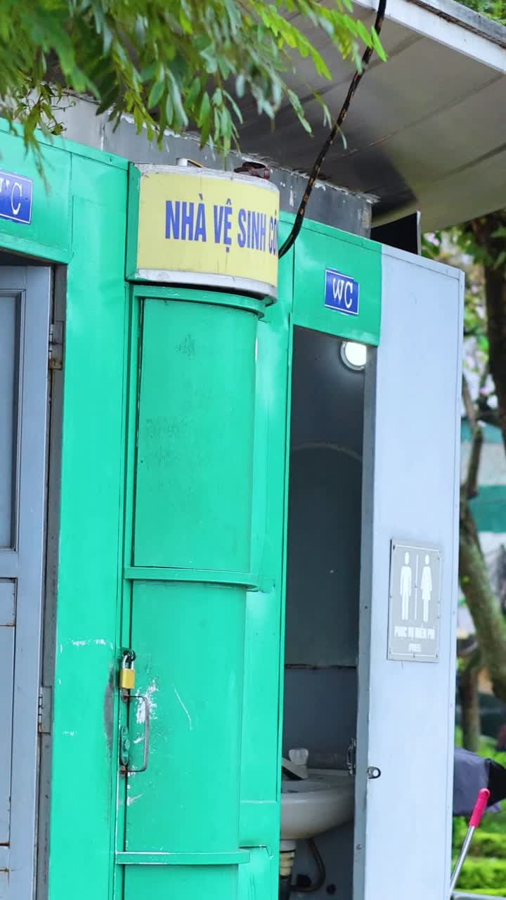 베트남 하노이 의 나무 들 사이 에 있는 공공 화장실