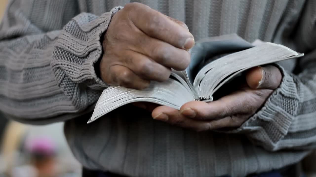 orar a dios con la biblia fielmente adorar con la gente imágenes de stock video de stock