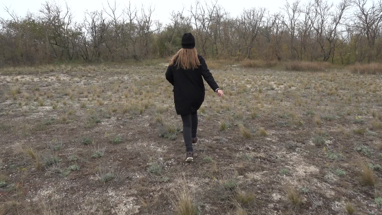 La ragazza corre su una brughiera. Rallentatore. Riprese in autunno