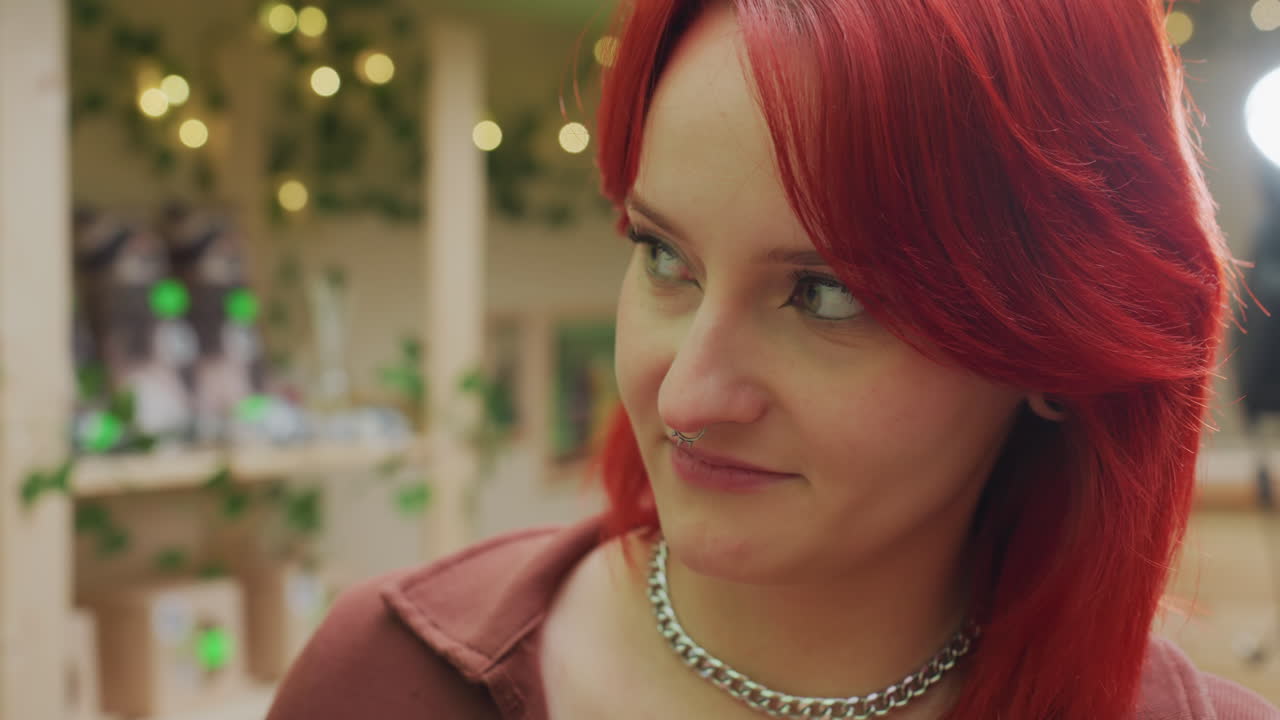 Donna caucasica dai capelli rossi che esamina un barattolo di popcorn artigianali in un'accogliente boutique piena di piante, luci calde e scaffali in legno, espressione pensierosa mentre assaggia un campione, atmosfera da mercato indipendente