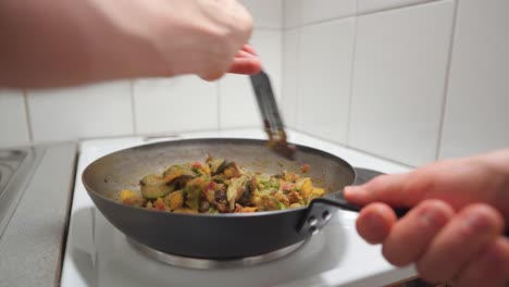 Hombre-Mezclando-Verduras-En-Una-Sartén