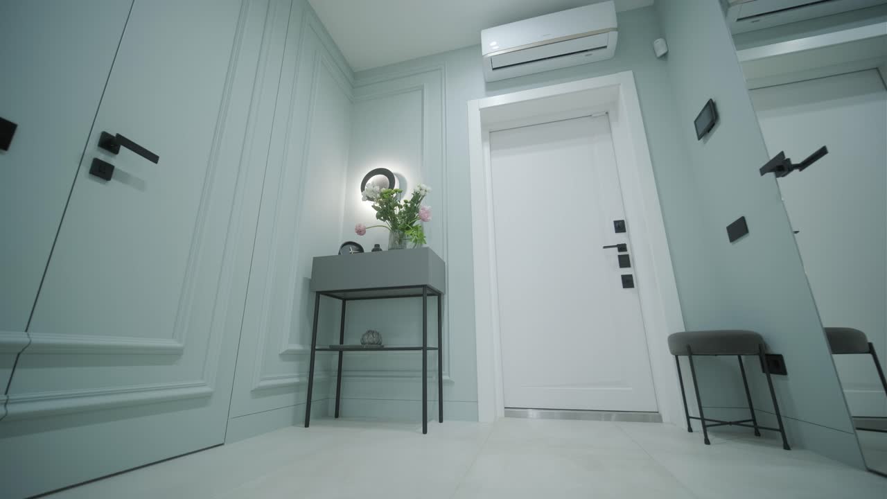 entrada moderna con elegantes puertas de vidrio con marco negro