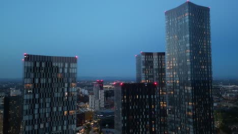 Luftdrohnenflug-Am-Frühen-Abend-Um-Die-Elizabeth-Towers-Im-Stadtzentrum-Von-Manchester