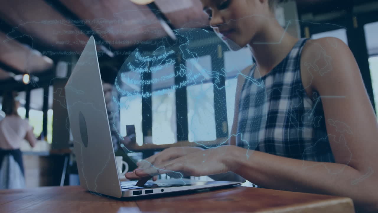 animación de la red de conexiones y el globo sobre mujer biracial usando portátil