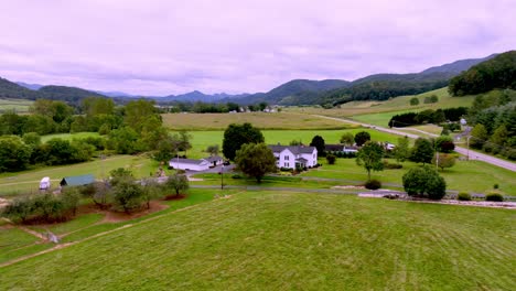 Bauernhof-In-Den-Appalachen-Aus-Der-Luft-In-Der-Nähe-Der-Bergstadt-Tennessee