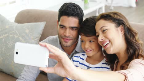 Glückliche-Familie,-Die-Ein-Selfie-Im-Wohnzimmer-Macht