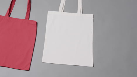 primer plano de bolsas rojas y blancas sobre fondo gris, con espacio de copia, cámara lenta