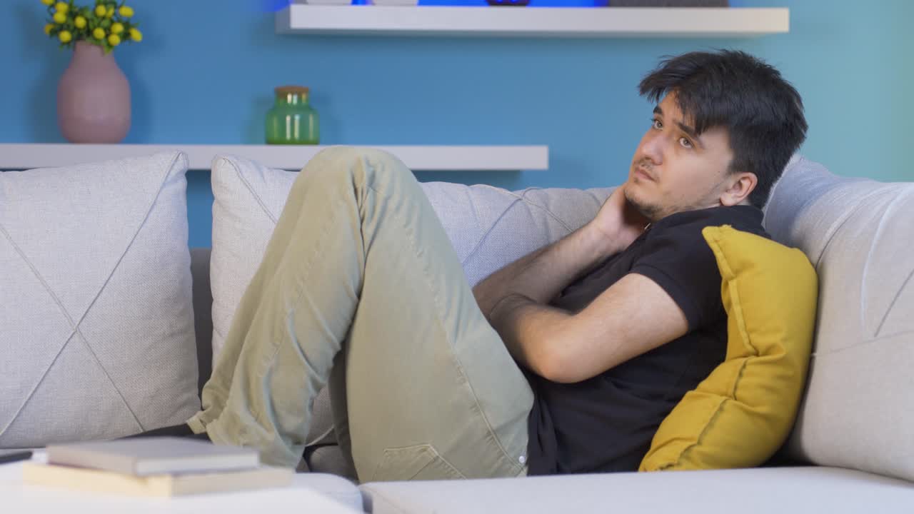 소파에 누워 있는 우울한 남자.
