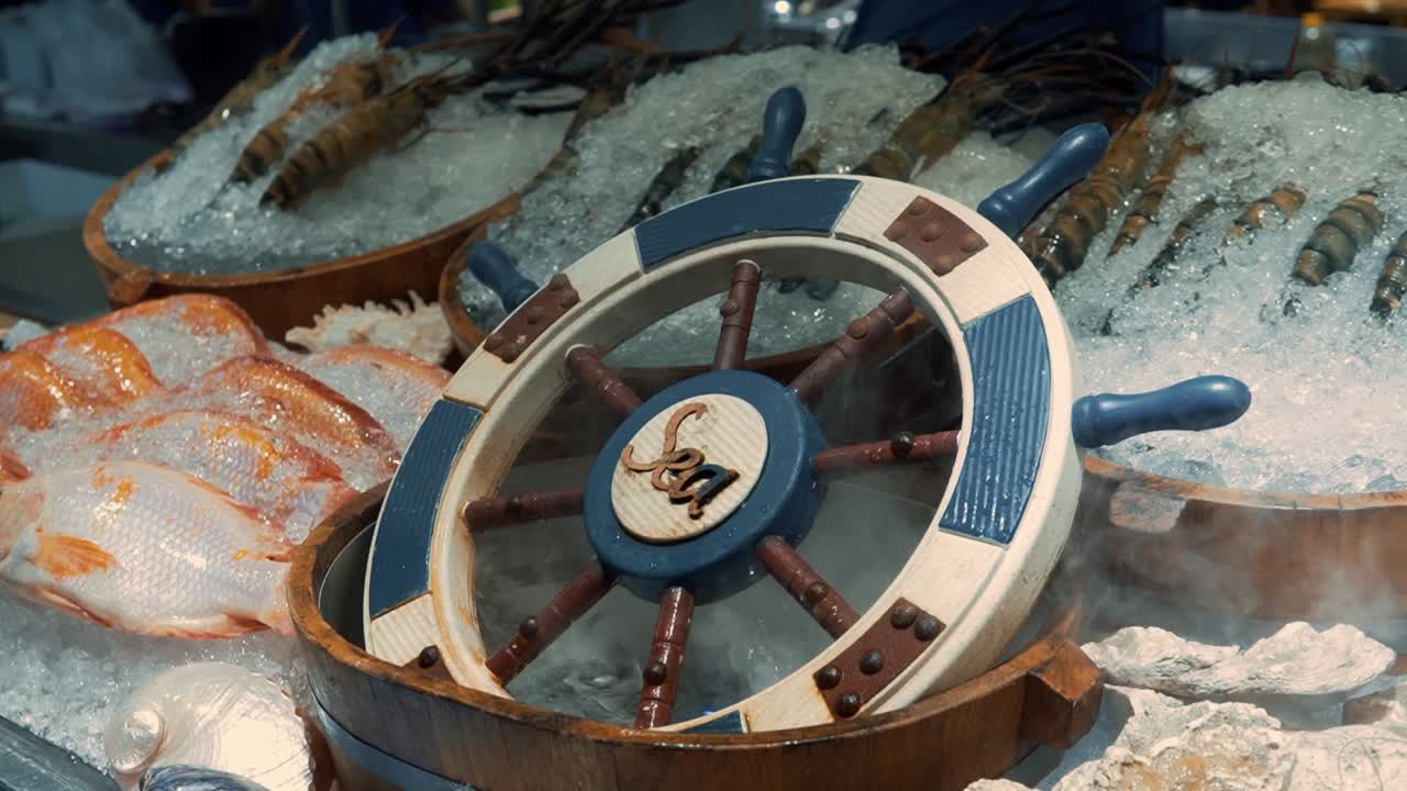 pescado fresco enfriado con una bonita decoración en un mercado local de comida callejera en bangkok, tailandia