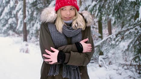 Mujer-Temblando-Durante-La-Temporada-De-Invierno