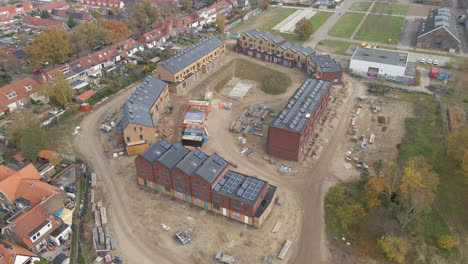 antena de casas nuevas que se construyen en el sitio de construcción