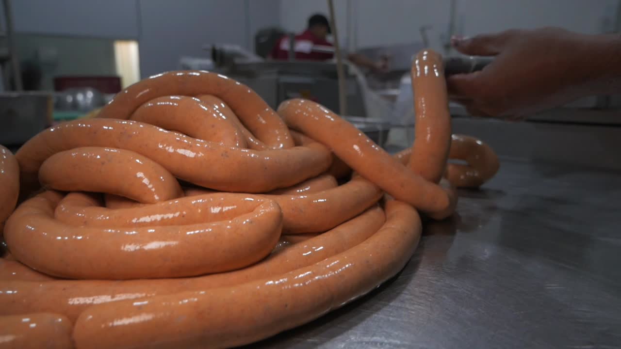 Saucisses, usine de transformation de viande, production, fait main, fumé, bouilli, emballage, chair à saucisse, épice.
