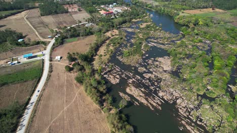 una vista aérea sobre un río revela una impresionante carretera en karnataka