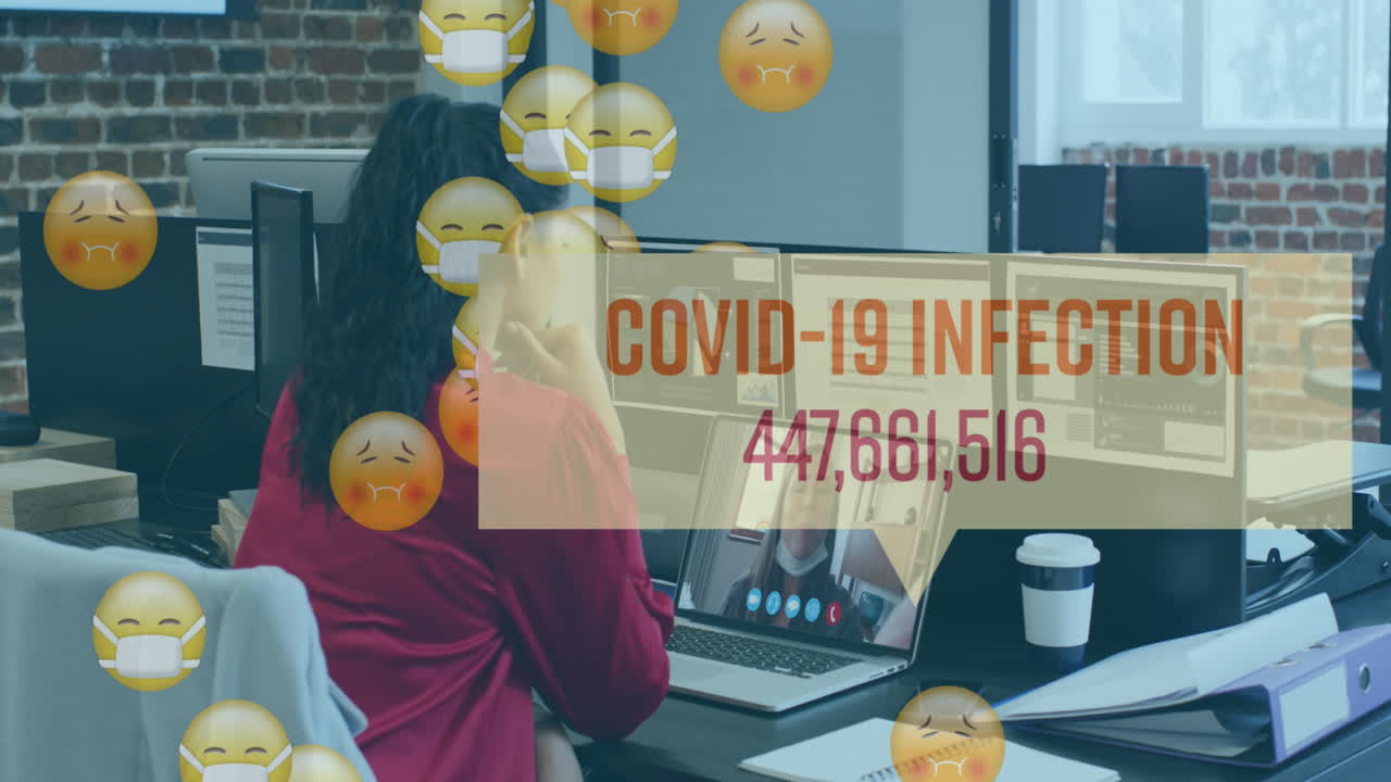 얼굴 마스크에 이모지 애니메이션, 코로나 19 확진자 수 비디오 통화에 노트북을 사용하는 여성