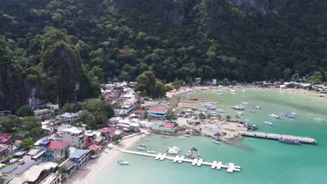 Atemberaubende-Luftaufnahme:-Bucht-Und-Stadt-Von-El-Nido,-Eingebettet-In-Die-Ruhige-Schönheit-Der-Bucht-Von-Bacuit,-Palawan,-Philippinen