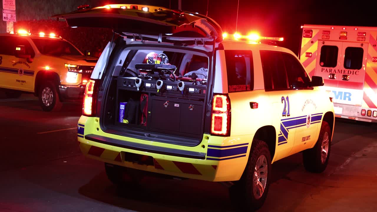 번쩍이는 불빛과 사이렌이 있는 소방차