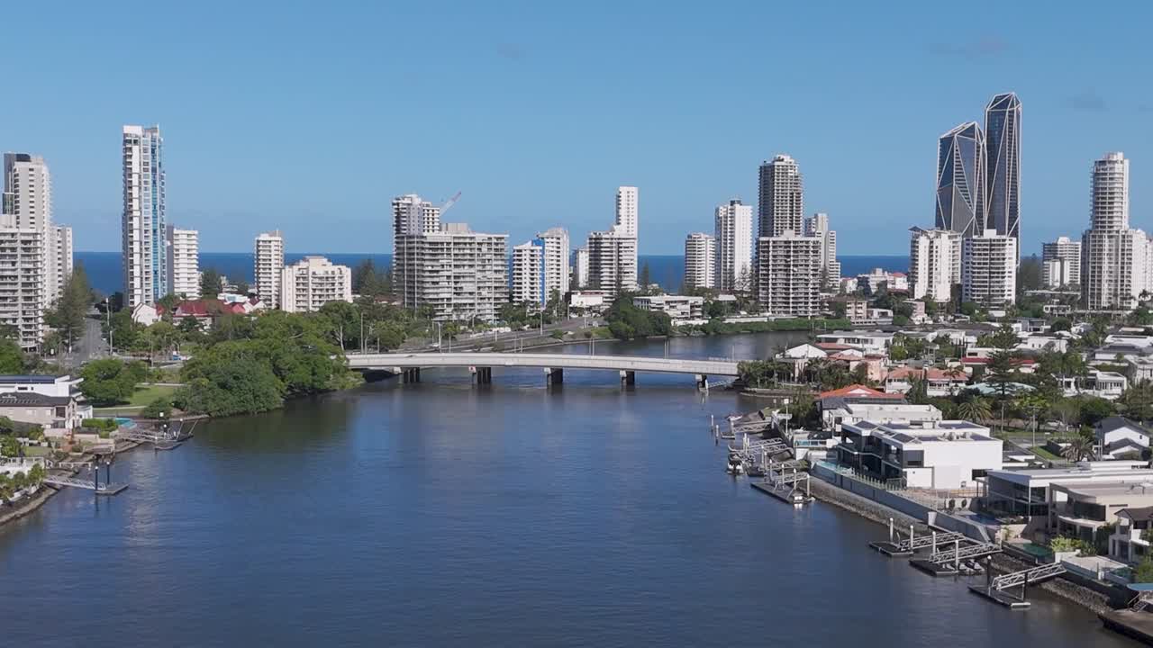 스피드보트는 골드코스트의 네랑 강을 따라 이동합니다.