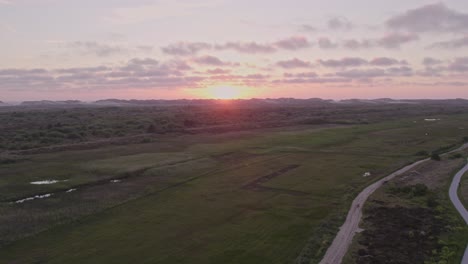 disparo de vuelo hacia atrás de la hebra verde durante la puesta del sol, desde el aire