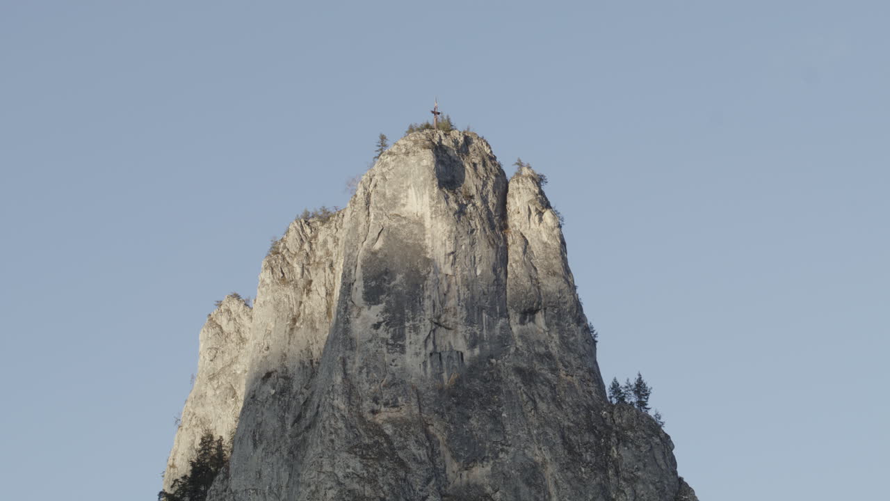 Un primo piano dell'iconica scogliera calcarea Piatra Altarului che si erge imponente contro un cielo azzurro limpido in Romania, nella Gola di Bicazului.