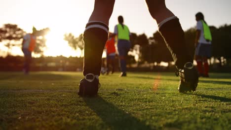 equipo de fútbol femenino entrenando en el campo de fútbol. 4k