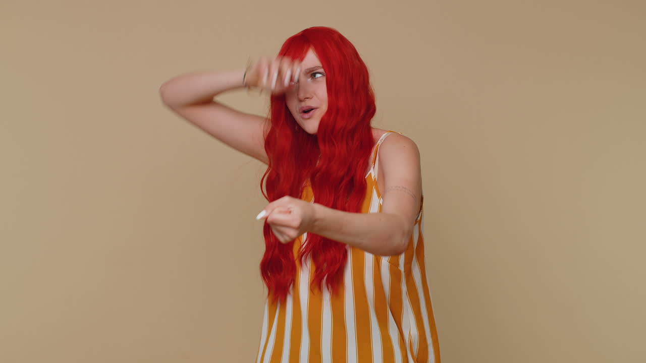 젊은 성인 여성이 상상의 비현실적인 보이지 않는 로프를 당겨서 그가 얼마나 건하고 강한지 보여줍니다.