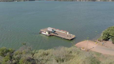 Boat-crosses-cars-from-one-side-of-the-river-to-the-other