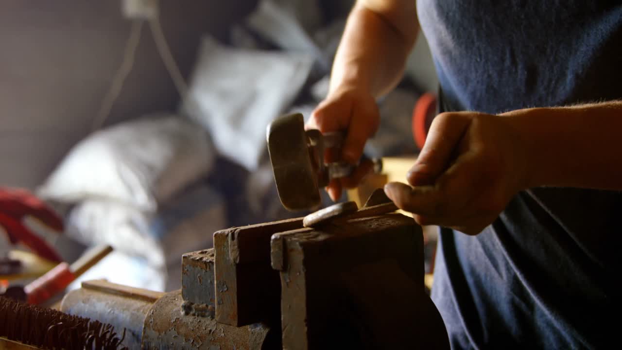 weibliche metallschmied, die ein hufeisen in der fabrik 4k formt