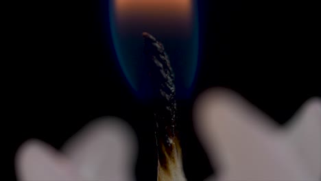 primer plano de una vela encendida