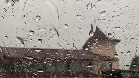 Gota-De-Lluvia-En-La-Ventana-De-Cristal-Con-Fondo-De-Iglesia