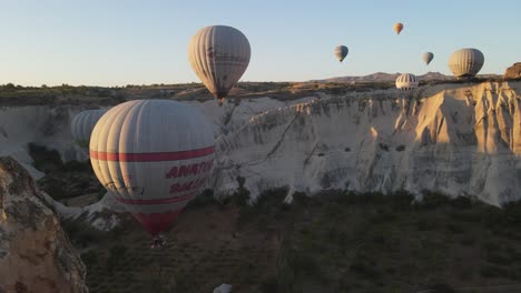 vista de drones de globos turísticos volando en el valle, un evento turístico muy famoso en turquía capadocia