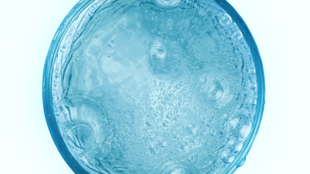 병에서 신선한 순수한 스파클링 물을 잔에 부어. 슈퍼 슬로우 모션으로 물에 거품이.