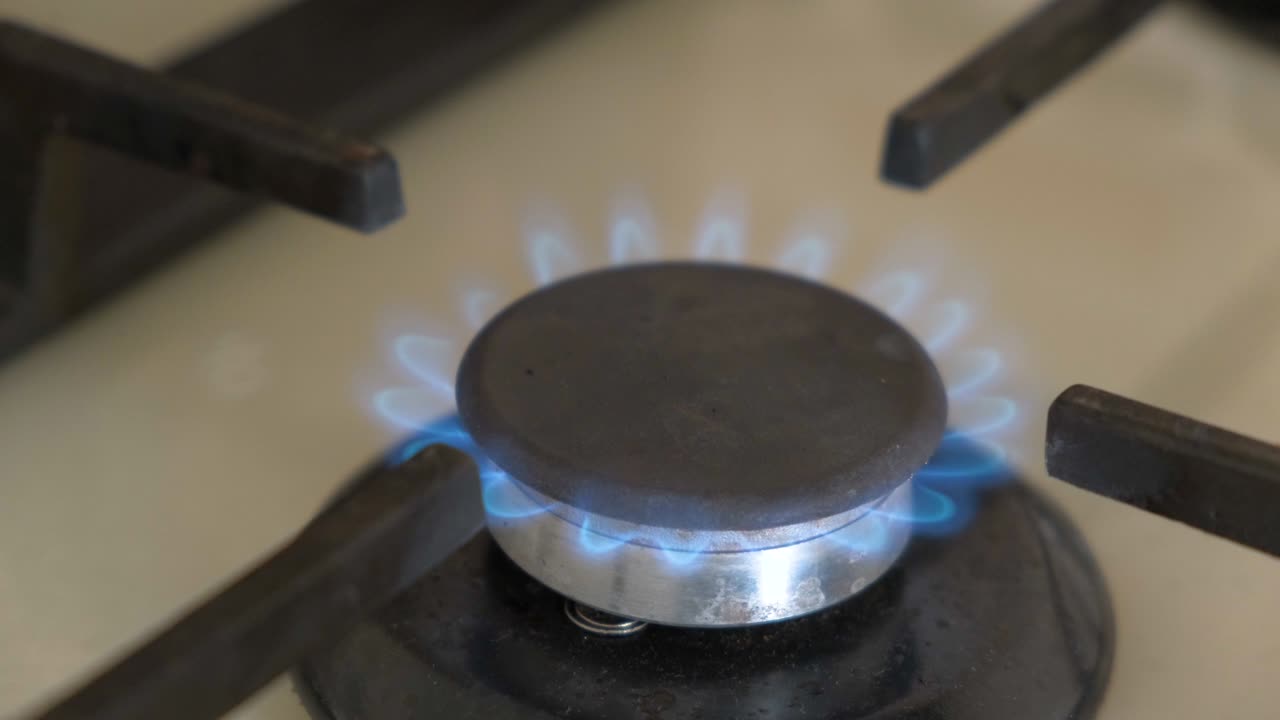 국내 주방 스토브에서 파란 불의 클로즈업. 불타는 불꽃과 함께 가스 커 프로판 가스.