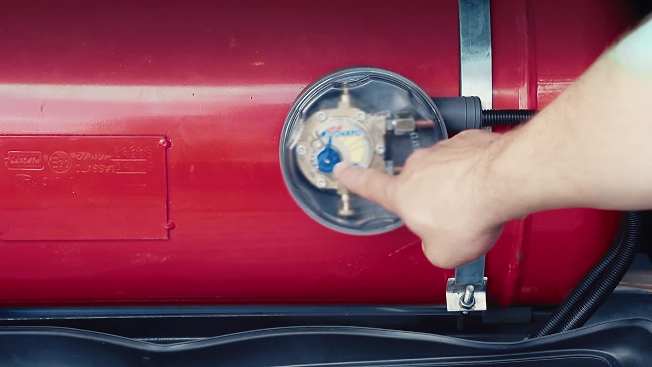 사람은 가스 장비의 원리를 보여줍니다.