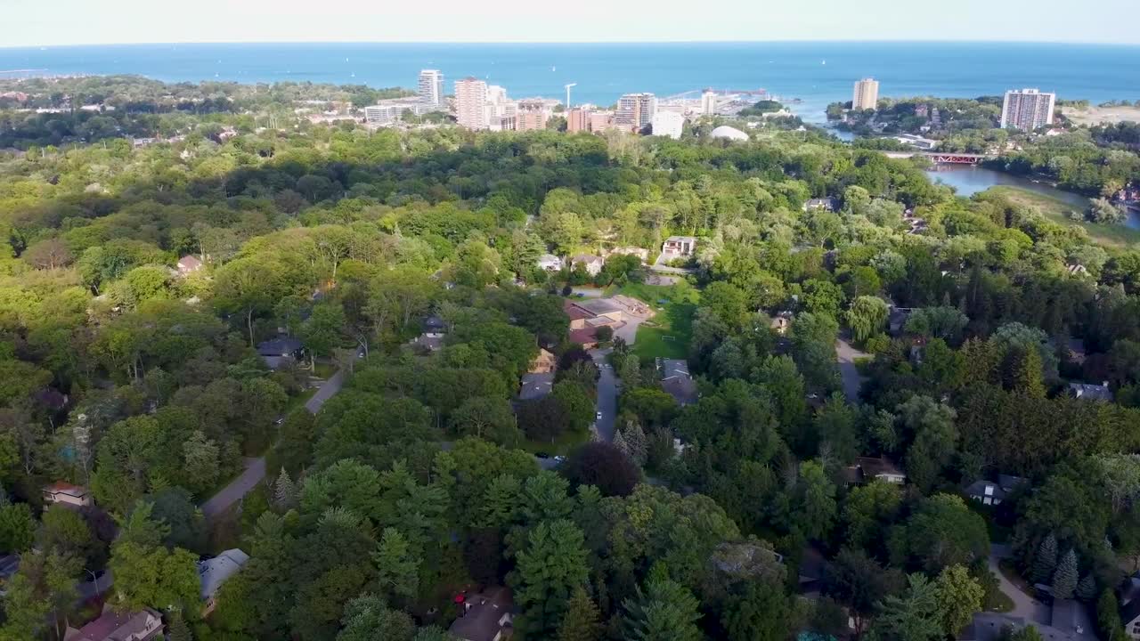 полет над солнечным районом миссиссоги с видом на озеро онтарио