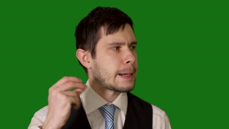 el joven está pensando y tiene una idea sobre el fondo de la llave de croma.