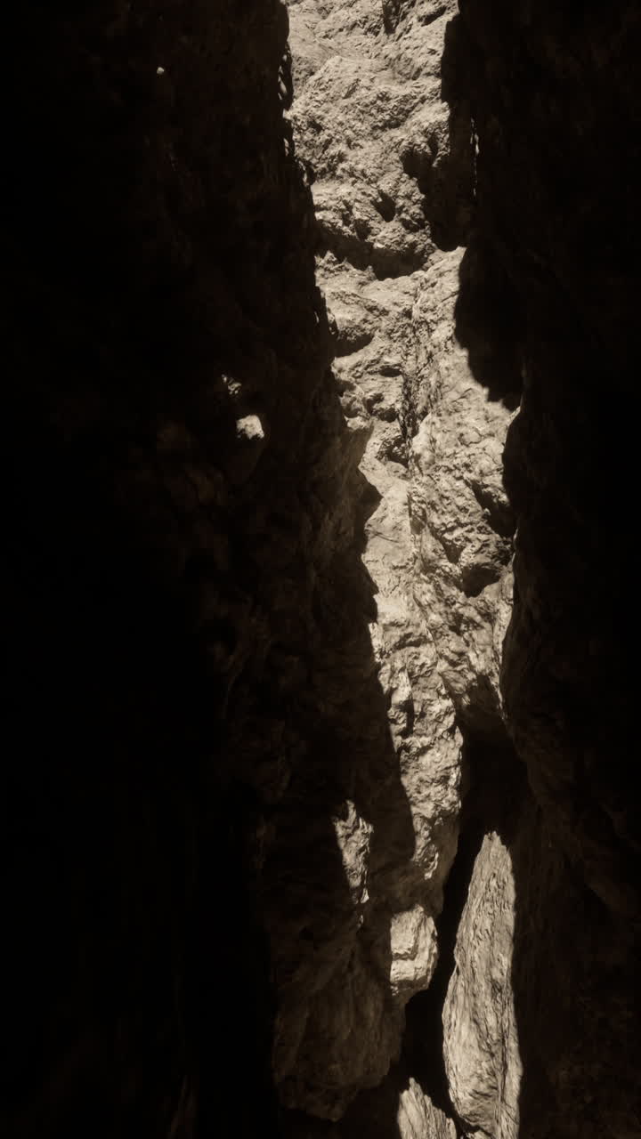 las paredes del cañón iluminadas por el sol: un paisaje desértico