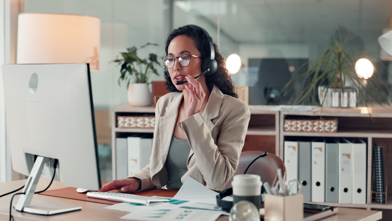 Geschäftsfrau arbeitet in einem Callcenter