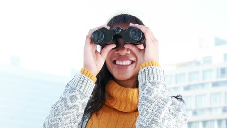 Hübsche-Frau,-Die-Ein-Fernglas-Benutzt