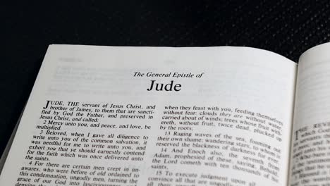 primer plano de la página de la biblia pasando al libro de judas