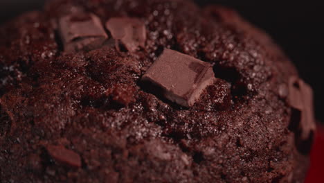 extremo primer plano macro de un muffin de barco de trozo de chocolate